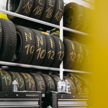 Autoreifen auf Regalen in Werkstatt.