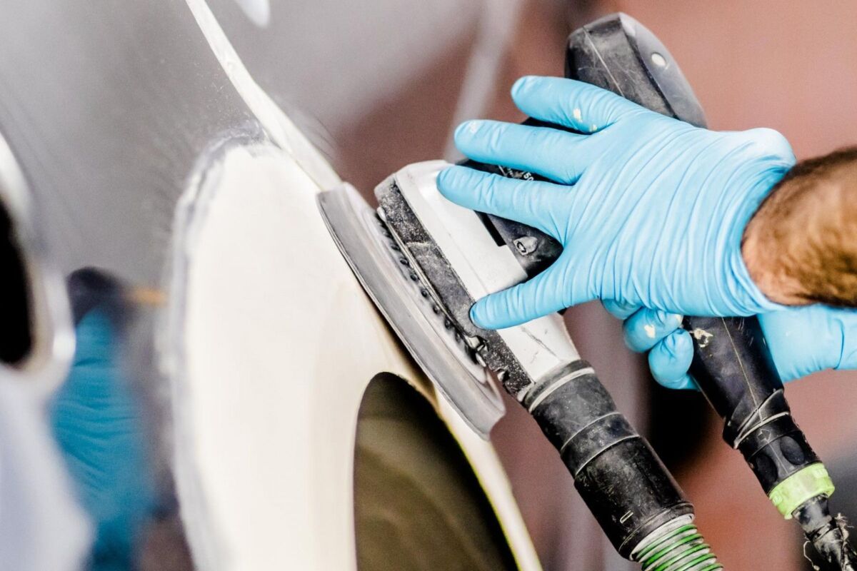 Unfallschaden wird ausgebessert