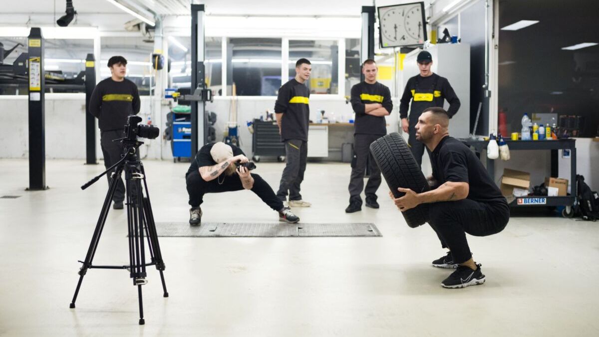 MMA Kämpfer zu Besuch in der Werkstatt