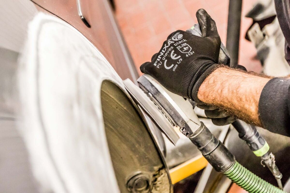 Polieren der Karosserie. Ausbessern von Karosserieschaden.