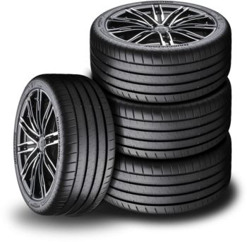 Vier gestapelte Autoreifen mit Felgen.