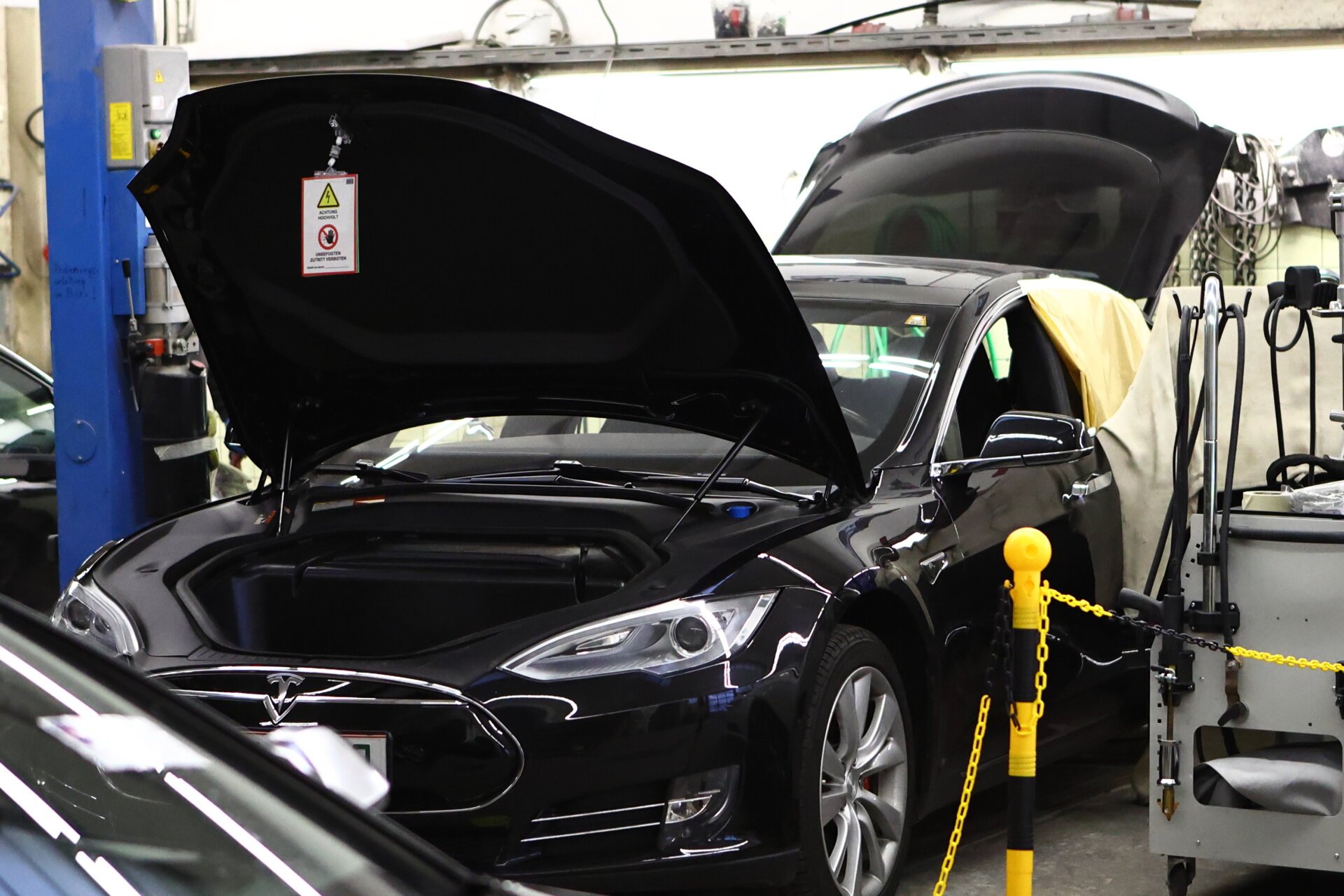 KFZ Reparatur am Tesla