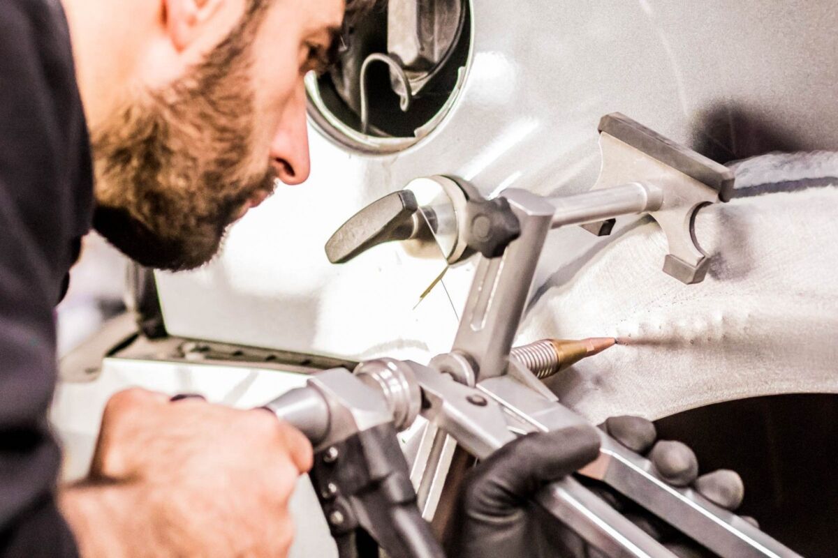 Dellenreparatur an der Karosserie