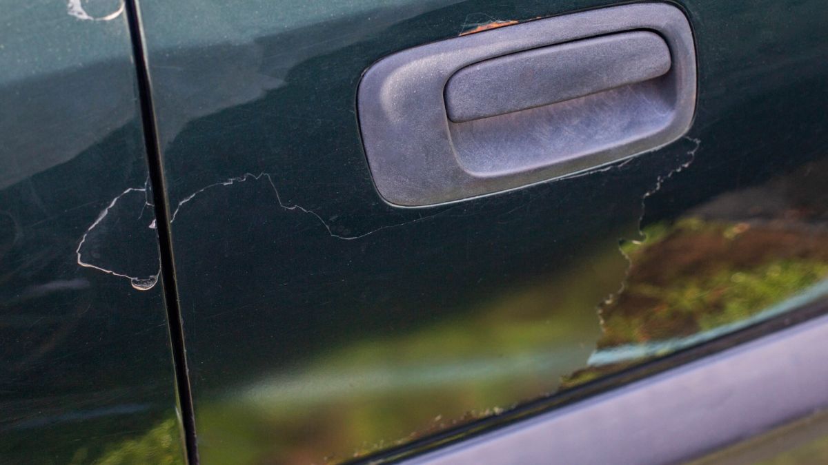 Lackabplatzung durch Steinschlag