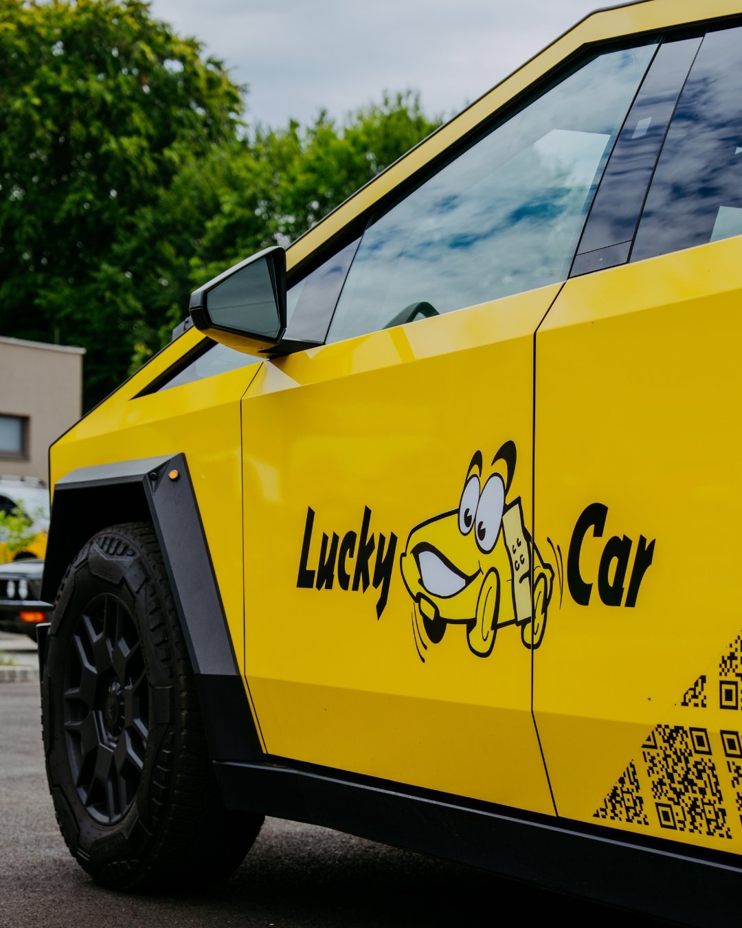 Gelbes Lucky Car Fahrzeug mit Cartoon-Logo