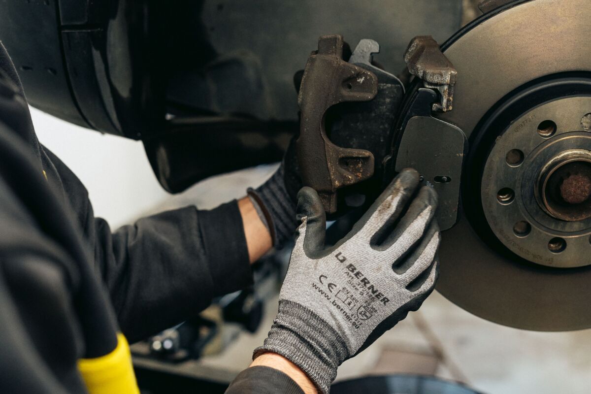 Bremsen am Auto werden überprüft