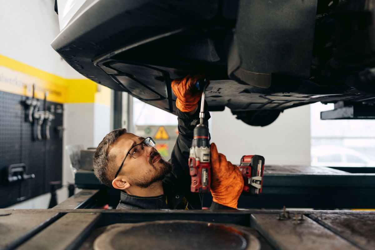 Ölwechsel am Auto wird gemacht