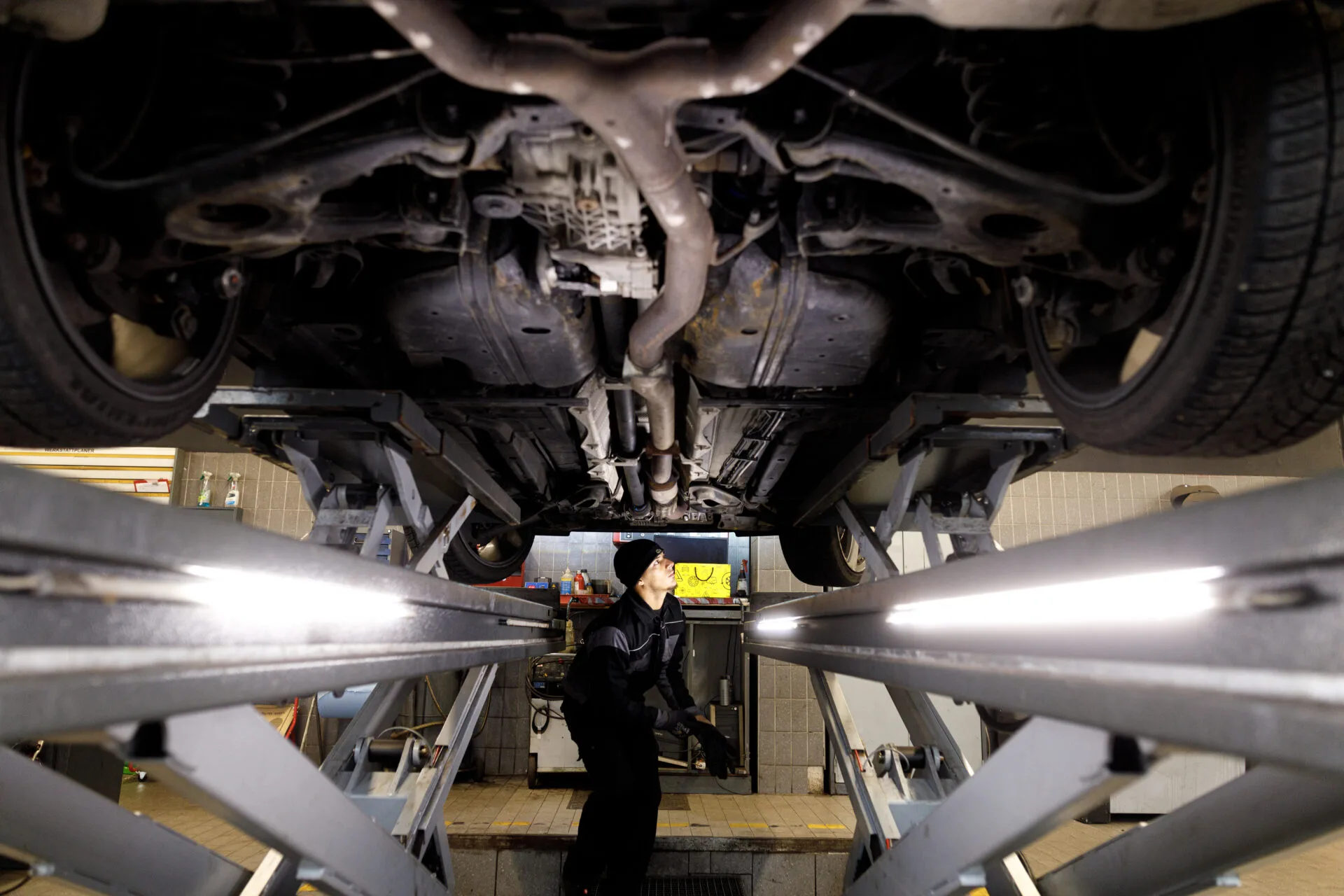 Kfz-Mechanik Servicearbeit am Fahrzeug