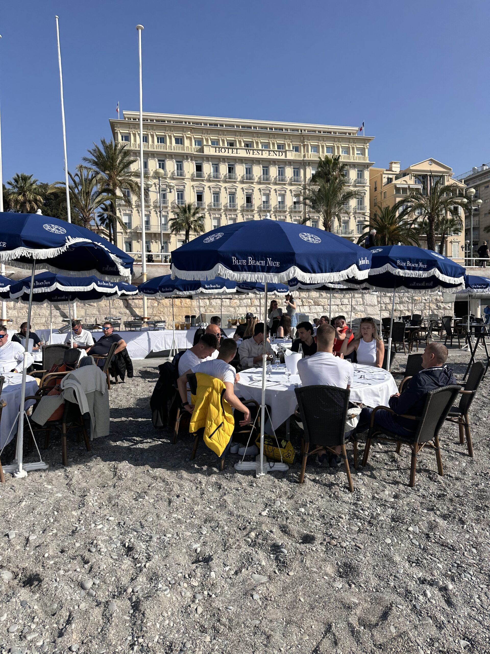 Strandrestaurant Gäste vor Hotel Kulisse