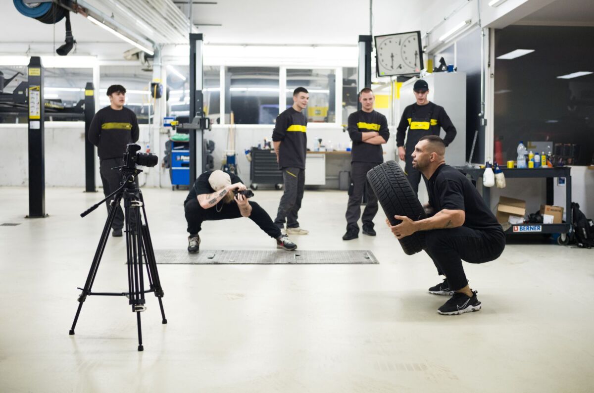 Aleksandar Rakic, der sich in verschiedenen Challenges gegen unsere talentierten Lehrlinge gestellt hat. Von Reifenwechseln über Reifenwerfen bis hin zum Reifenheben