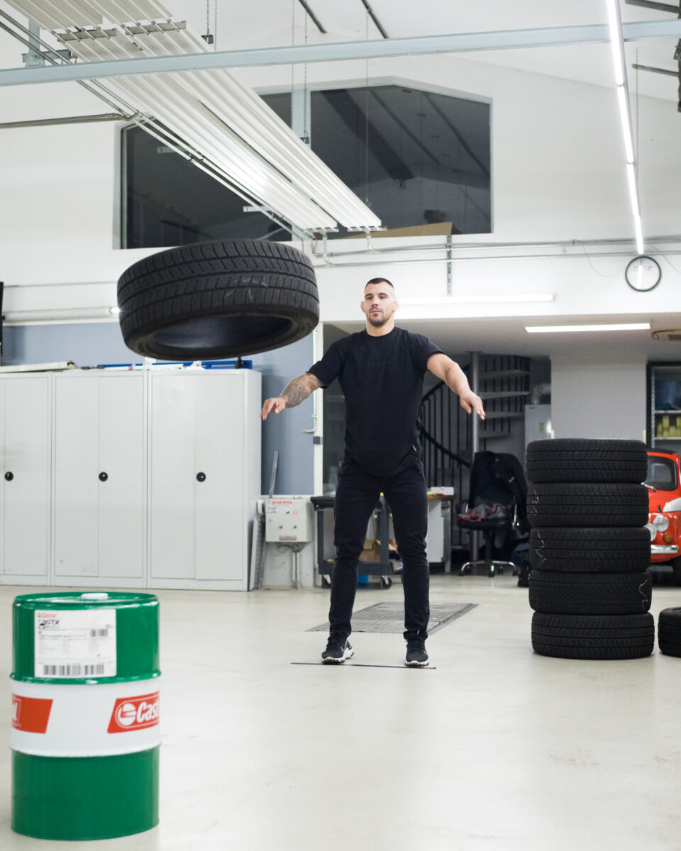 Aleksandar Rakic beim Reifenwerfen im Wettkampf gegen unsere Lucky Car Lehrlinge.