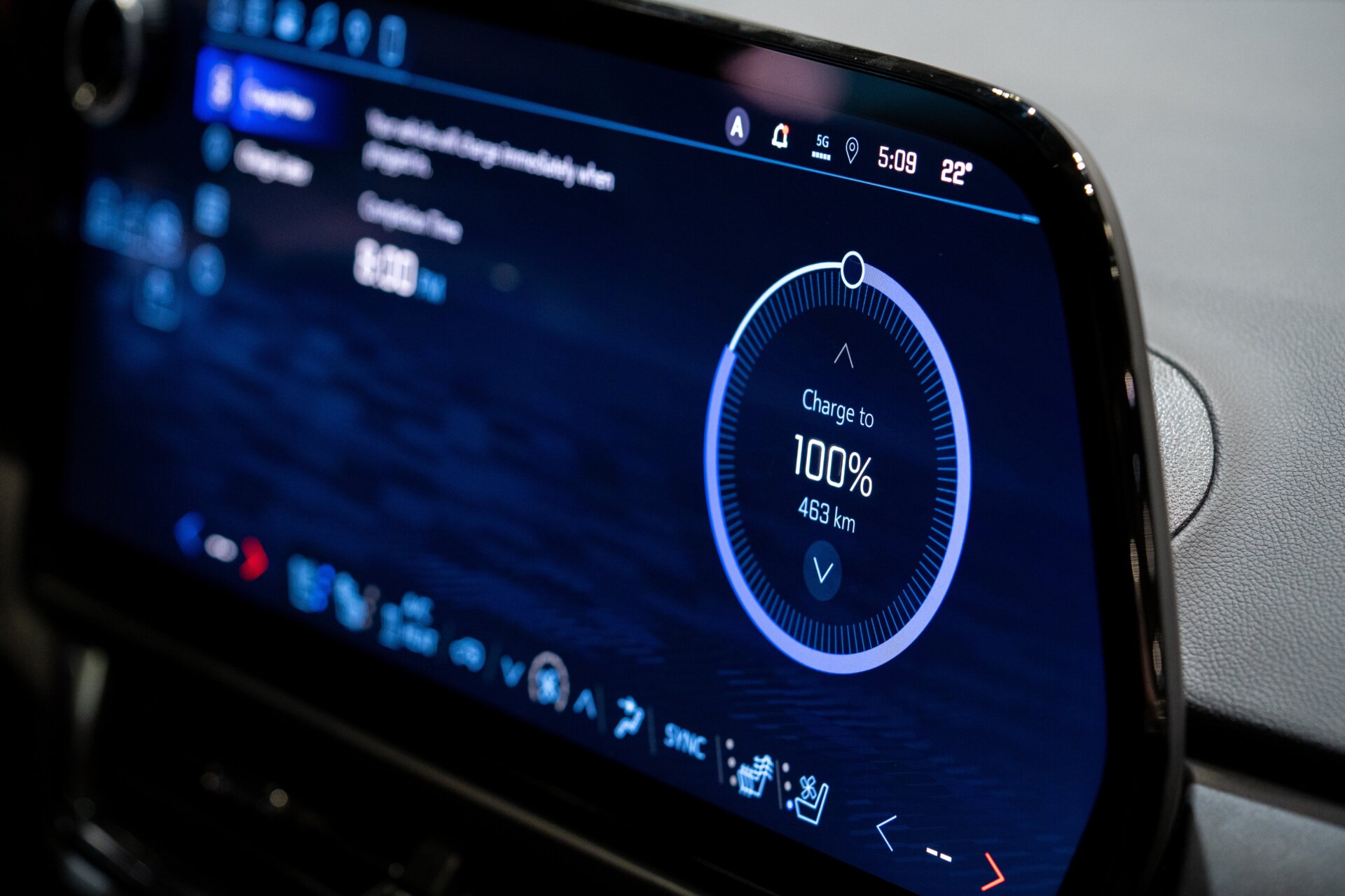 Elektroauto-Display zeigt Ladeziel 100 Prozent und 463 Kilometer